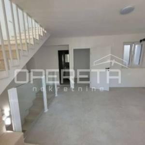 Rab, Stari grad, renovirana kamena kuća s terasom