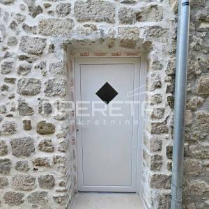 Rab, Stari grad, renovirana kamena kuća s terasom