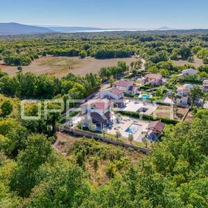 RAKALJ-HRELJIĆI- ISTRA
Zemljište sa ishodovanom građevinskom dozvolom