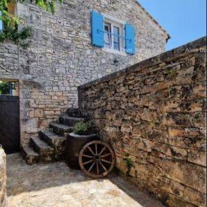 Renovirana istarska kamena kuća s bazenom. Lovreč.