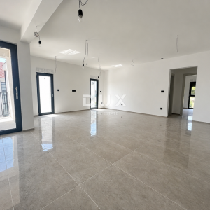 Rogoznica, Zečevo, 4-soban stan 125,7 m², 100 m od mora