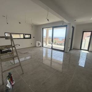 Rogoznica, Zečevo, 4-sobni penthouse 125,7 m², 100 m od mora