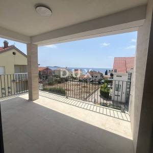 Rogoznica, Zečevo, 4-sobni penthouse 125,7 m², 100 m od mora