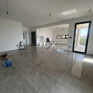 Rogoznica, Zečevo, 4-sobni penthouse 125,7 m², 100 m od mora