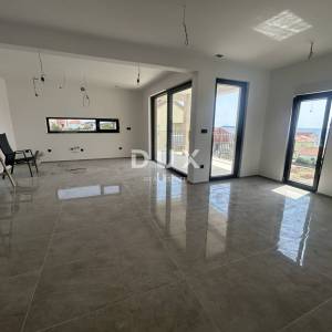 Rogoznica, Zečevo, 4-sobni penthouse 125,7 m², 100 m od mora