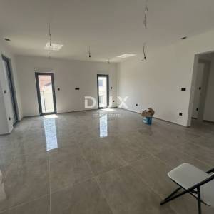 Rogoznica, Zečevo, 4-sobni penthouse 125,7 m², 100 m od mora
