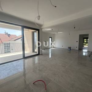 Rogoznica, Zečevo, 4-sobni penthouse 125,7 m², 100 m od mora