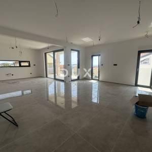 Rogoznica, Zečevo, 4-sobni penthouse 125,7 m², 100 m od mora