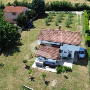 Samostojeća kuća, građevinsko zemljište 4204m2, Loborika