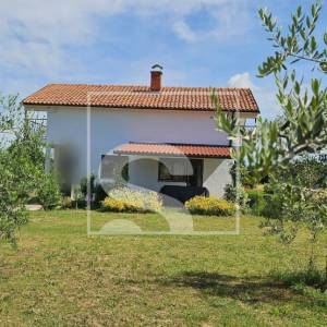 Samostojeća kuća, građevinsko zemljište 4204m2, Loborika