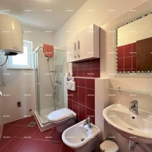 SAMOSTOJEĆA KUĆA S DVA ODVOJENA APARTMANA – MEDULIN, POŠESI, 150 m OD MORA