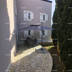 SAMOSTOJEĆA KUĆA S DVA ODVOJENA APARTMANA – MEDULIN, POŠESI, 150 m OD MORA