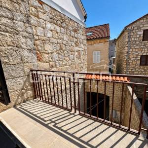 ŠARMANTNA KUĆA SA PRIVATNIM DVORIŠTEM I BALKONOM  NA VISU – 100 M OD RIVE