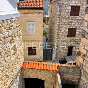 ŠARMANTNA KUĆA SA PRIVATNIM DVORIŠTEM I BALKONOM  NA VISU – 100 M OD RIVE
