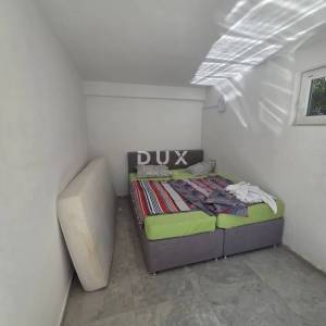 Selce, dvojna kuća 150m2, pogled na more, 3 apartmana, bazen, blizina mora, okućnica 250m2
