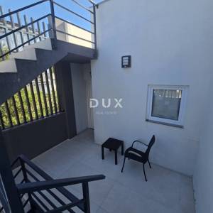 Selce, dvojna kuća 150m2, pogled na more, 3 apartmana, bazen, blizina mora, okućnica 250m2