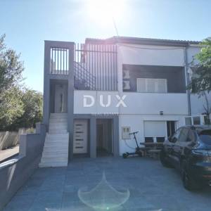 Selce, dvojna kuća 150m2, pogled na more, 3 apartmana, bazen, blizina mora, okućnica 250m2