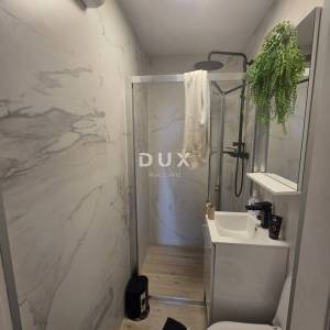 Selce, dvojna kuća 150m2, pogled na more, 3 apartmana, bazen, blizina mora, okućnica 250m2
