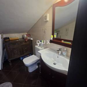 Selce, dvojna kuća 150m2, pogled na more, 3 apartmana, bazen, blizina mora, okućnica 250m2