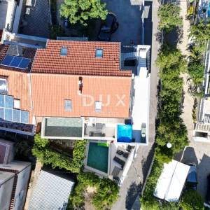 Selce, dvojna kuća 150m2, pogled na more, 3 apartmana, bazen, blizina mora, okućnica 250m2