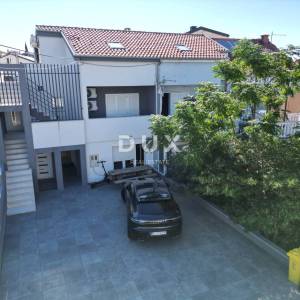Selce, dvojna kuća 150m2, pogled na more, 3 apartmana, bazen, blizina mora, okućnica 250m2
