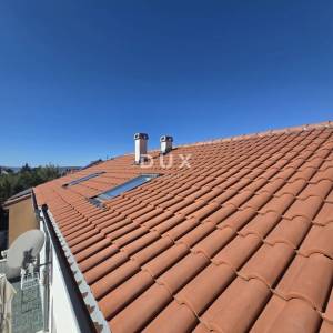 Selce, dvojna kuća 150m2, pogled na more, 3 apartmana, bazen, blizina mora, okućnica 250m2