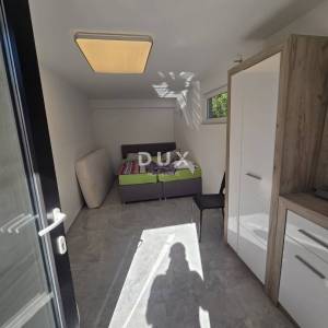 Selce, dvojna kuća 150m2, pogled na more, 3 apartmana, bazen, blizina mora, okućnica 250m2