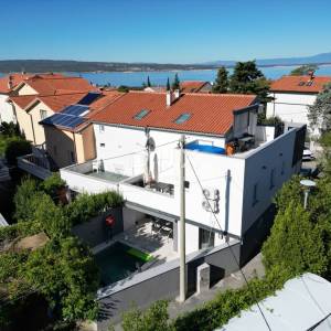 Selce, dvojna kuća 150m2, pogled na more, 3 apartmana, bazen, blizina mora, okućnica 250m2