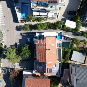Selce, dvojna kuća 150m2, pogled na more, 3 apartmana, bazen, blizina mora, okućnica 250m2