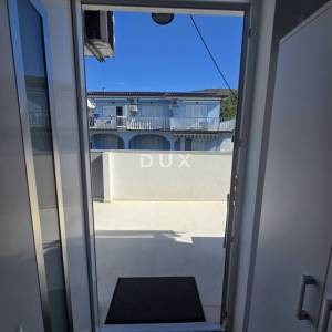 Selce, dvojna kuća 150m2, pogled na more, 3 apartmana, bazen, blizina mora, okućnica 250m2
