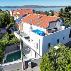 Selce, dvojna kuća 150m2, pogled na more, 3 apartmana, bazen, blizina mora, okućnica 250m2