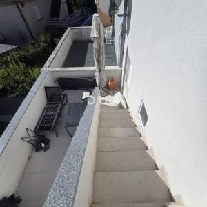 Selce, dvojna kuća 150m2, pogled na more, 3 apartmana, bazen, blizina mora, okućnica 250m2