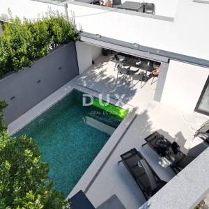 Selce, dvojna kuća 150m2, pogled na more, 3 apartmana, bazen, blizina mora, okućnica 250m2