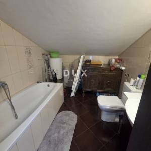 Selce, dvojna kuća 150m2, pogled na more, 3 apartmana, bazen, blizina mora, okućnica 250m2