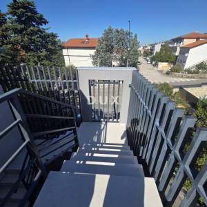 Selce, dvojna kuća 150m2, pogled na more, 3 apartmana, bazen, blizina mora, okućnica 250m2