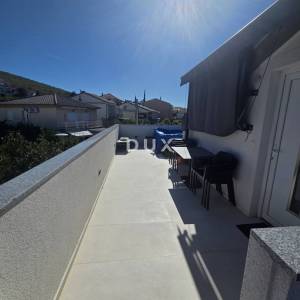 Selce, dvojna kuća 150m2, pogled na more, 3 apartmana, bazen, blizina mora, okućnica 250m2