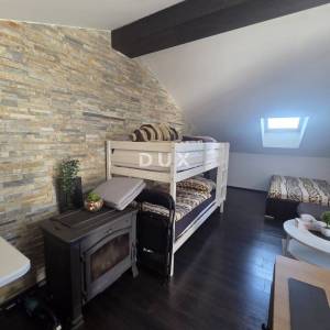 Selce, dvojna kuća 150m2, pogled na more, 3 apartmana, bazen, blizina mora, okućnica 250m2