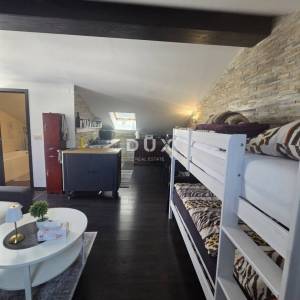 Selce, dvojna kuća 150m2, pogled na more, 3 apartmana, bazen, blizina mora, okućnica 250m2