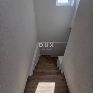 Selce, dvojna kuća 150m2, pogled na more, 3 apartmana, bazen, blizina mora, okućnica 250m2