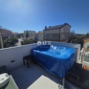 Selce, dvojna kuća 150m2, pogled na more, 3 apartmana, bazen, blizina mora, okućnica 250m2