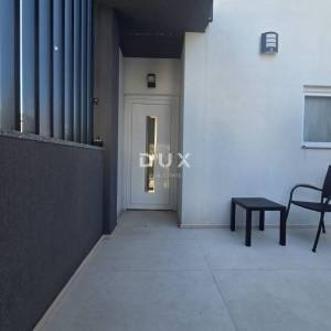 Selce, dvojna kuća 150m2, pogled na more, 3 apartmana, bazen, blizina mora, okućnica 250m2