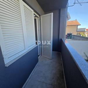 Selce, dvojna kuća 150m2, pogled na more, 3 apartmana, bazen, blizina mora, okućnica 250m2
