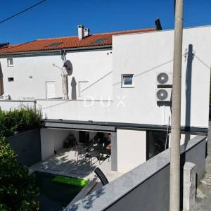 Selce, dvojna kuća 150m2, pogled na more, 3 apartmana, bazen, blizina mora, okućnica 250m2