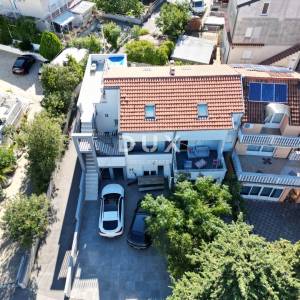 Selce, dvojna kuća 150m2, pogled na more, 3 apartmana, bazen, blizina mora, okućnica 250m2
