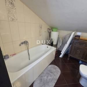 Selce, dvojna kuća 150m2, pogled na more, 3 apartmana, bazen, blizina mora, okućnica 250m2