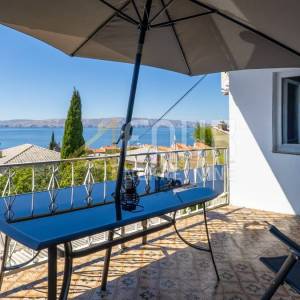 Senj, samostojeća kuća s 2 apartmana, okućnica