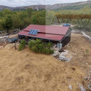 Šestanovac Katuni kuća 56 m2 na parceli od 1012 m2 - intima!