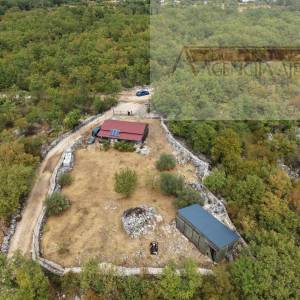 Šestanovac Katuni kuća 56 m2 na parceli od 1012 m2 - intima!
