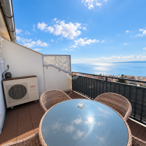 SNIŽENA CIJENA 249 000 €, Crikvenica, renoviran  dvoetažni stan  78 m2, pogled na More, Parking i Podrum