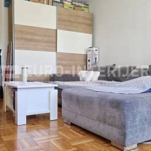 ŠPANSKO - funkcionalan stan s odvojenom spavaćom sobom